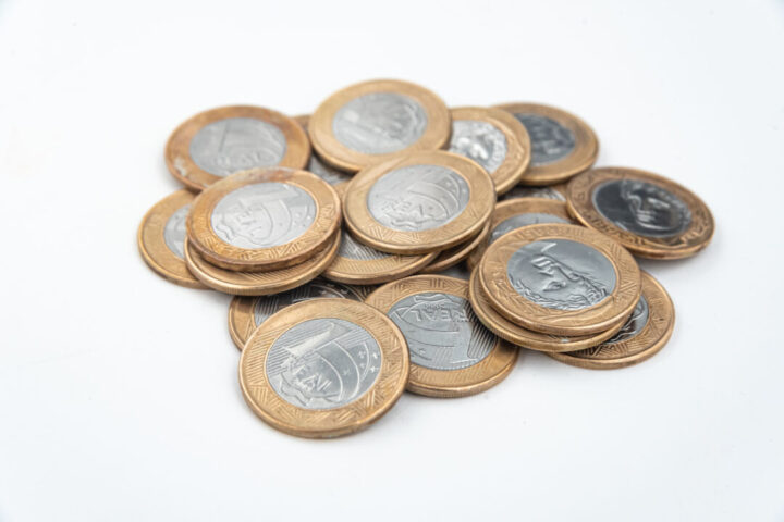 Você já fez a faxina financeira? Saiba como Dinheiro 1 real moedas