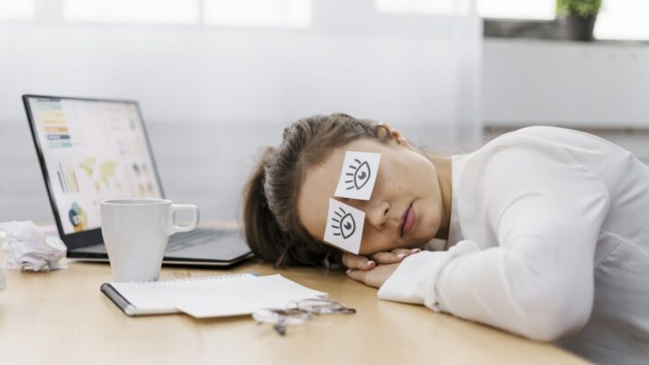 mulher de negocios cansada cobrindo os olhos com olhos desenhados no papel mulher de negocios cansada cobrindo os olhos com olhos desenhados no papel