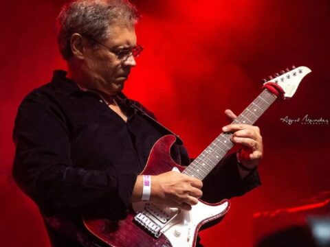 Augusto Rennó toca guitarra