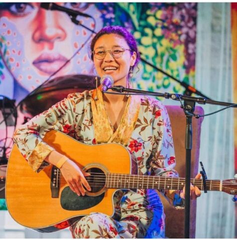Drukmo Gyal se apresenta em BH Cantora tibetana Drukmo Gyal toca violão