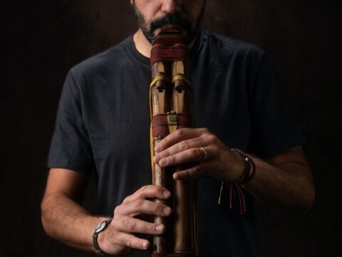 Renato Savassi toca flauta