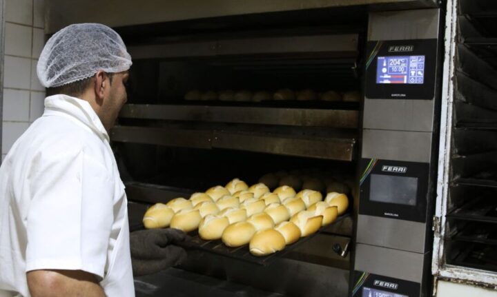 Minas: janeiro registra abertura de novos negócios Foto padaria padeiro pão crédito financiamento micro empreendedor empresa pequeno negócio comércio venda crédito forno assar sal francês Rovena Rosa Agência Brasil
