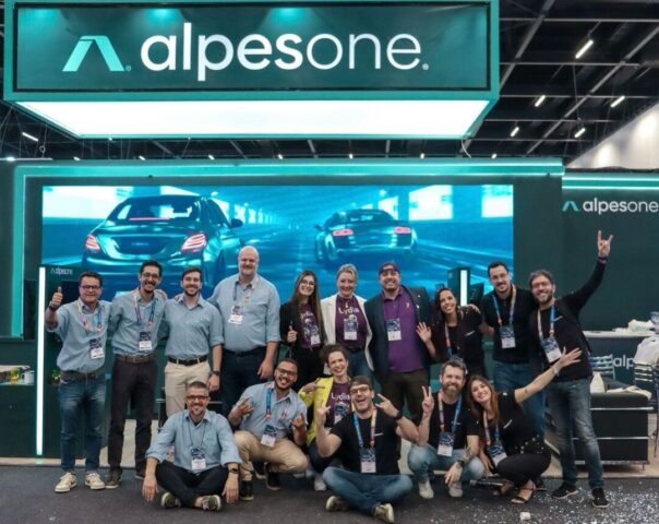 Imagem mostra a equipes de colaboradores da agência Alpes One