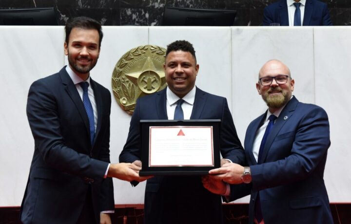 Ronaldo Nazário, o Fenômeno, recebe das mãos dos deputados Tadeu Martins Leite e Professor Cleiton a placa em sua homenagem 