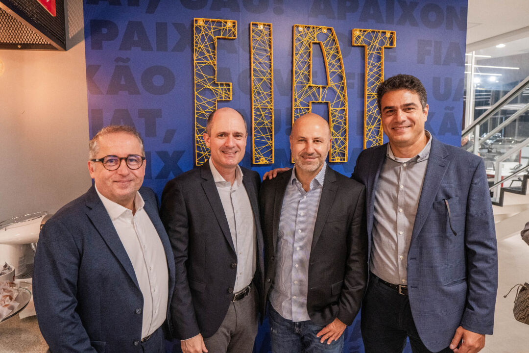 Fabio Meira Júnior, Eric Tambasco Herlander Zola e Sérgio Costa Valore passa por reforma e agora atende a padrões globais da Fiat “Vizinha” da fábrica em Betim, concessionária do Grupo Líder se torna referência dentro da rede autorizada da marca italiana da Stellantis A concessionária Valore, que fica em Betim – cidade sede da fábrica da Fiat – foi renovada e agora segue os padrões globais da marca italiana que pertence a Stellantis. Para marcar a inauguração das novas instalações, executivos da concessionária e da Stellantis participaram de evento no dia 19 de fevereiro, entre eles o vice-presidente da Stellantis na América do Sul, Herlander Zola, o presidente do Grupo Líder, Braulio Braz, o vice-presidente Danilo de Araujo Tambasco e o diretor geral da Valore, Sérgio Costa. Com uma área de 11.900 m2, a concessionária segue os padrões globais da Fiat, para permitir ao cliente desfrutarem de um ambiente acolhedor e tecnologicamente avançado. Segundo Braulio Braz, o investimento na Valore reforça o quanto o grupo mineiro vê o potencial na cidade de Betim e região. “Estou muito satisfeito com o resultado”, afirma. Sérgio Costa, por sua vez, comemorou o alcance de um marco significativo para a Valore. “Realizamos um trabalho intensivo com extrema dedicação, dada sua relevância para nossa empresa e para a reputação da fábrica dentro do universo Stellantis e do mercado em geral”, acrescentou. Já Herlander Zola destacou a importância para a marca ao ter uma concessionária em Betim, cidade que sedia a montadora. “A Valore é uma concessionária referência para Minas Gerais e tê-la aqui, em Betim, é muito importante. A gente sempre imaginou e precisava de uma loja próxima da gente que pudesse ser exemplo a todos os nossos outros concessionários e, também, colaboradores. E a missão foi cumprida”, ressaltou. Fundado em Muriaé, na Zona da Mata, o Grupo Líder é um dos maiores conglomerados automotivos do País, com mais de 80 lojas em Minas Gerais, Espírito Santo, Rio de Janeiro e Paraná. FOTDivulgação CC / Valore