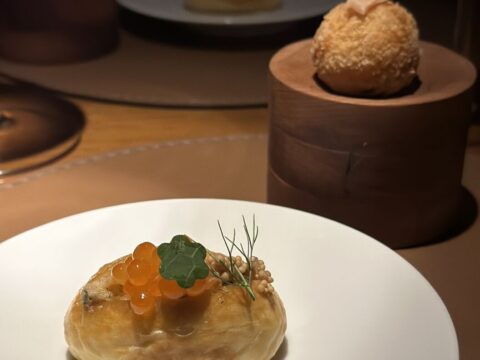 Bolinho de camarao com creme de vieira picles de mortada e ikura e croqueta de kimchi com bacalhau de peixe prego