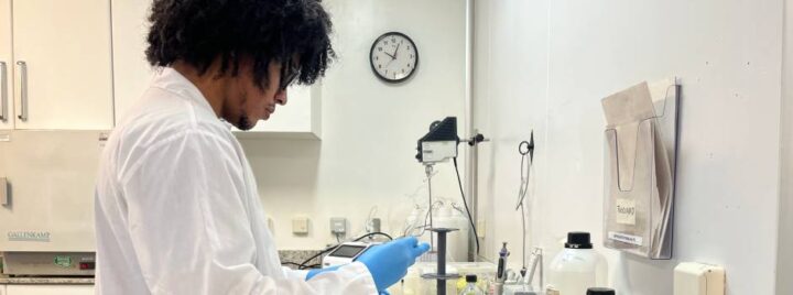 Programa Pesquisador na Empresa tem investimentos de R$25 milhões Foto homem laboratório