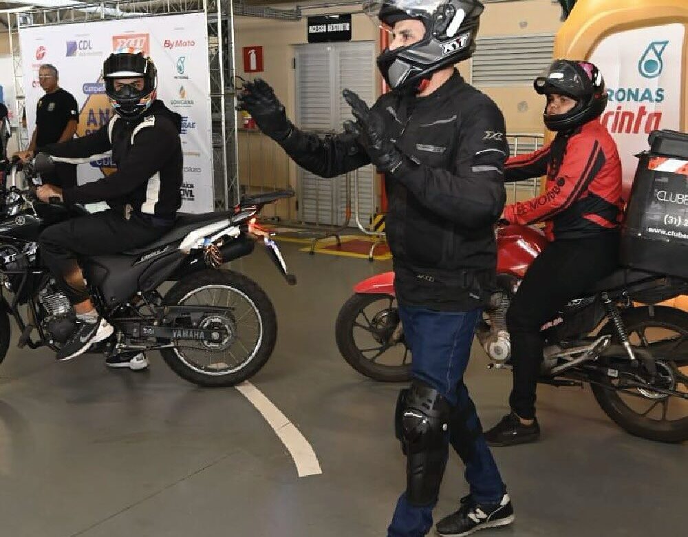 Curso gratuito ensina técnicas de pilotagem sobre moto