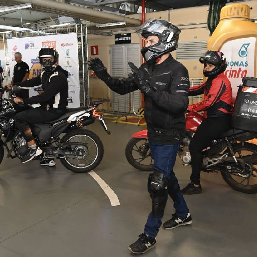 Curso gratuito ensina técnicas de pilotagem sobre moto