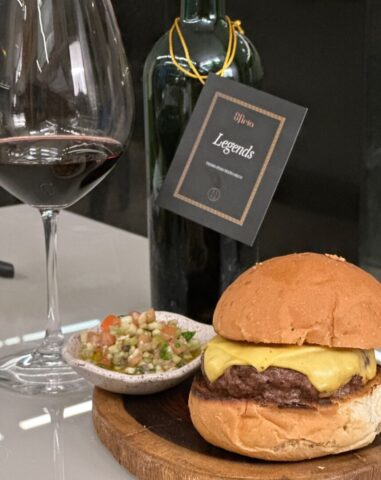 Sfiria Legends Cabernet Sauvignon 2002 e Burguer Guidara Wagyu Sfiria Legends Cabernet Sauvignon 2002 e Burguer Guidara Wagyu