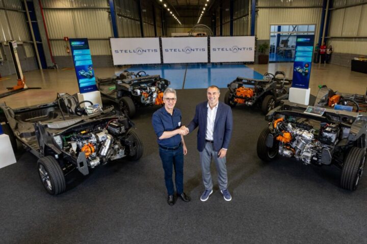 Stellantis anuncia R$ 14 bilhões em investimentos para Betim Zema e presidente da Stellantis