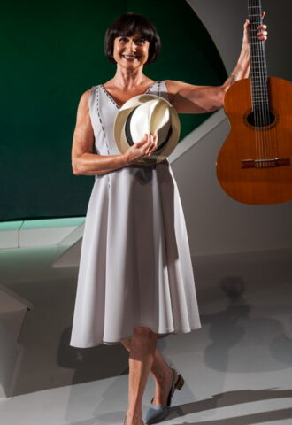 Zezé Polessa interpreta Nara Leão em musical Zezé Polessa