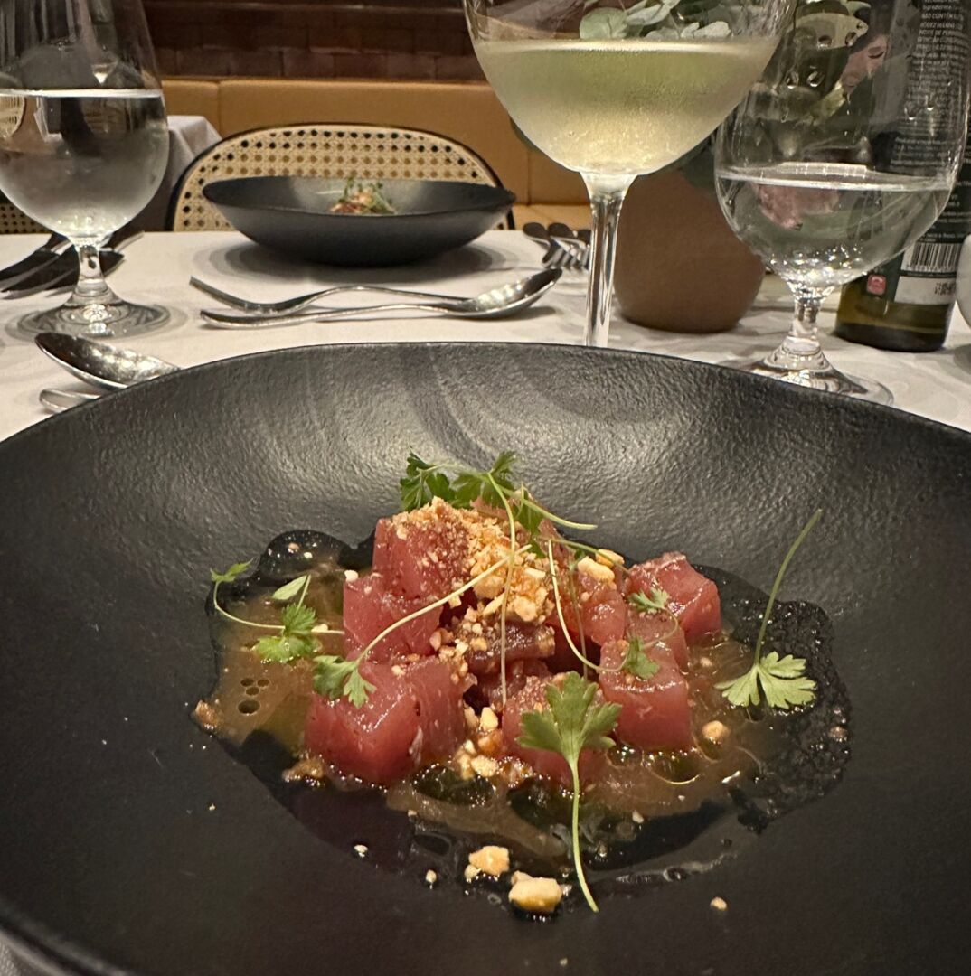 Degustatividade: atum fresco ameixa seca e amendoim torrado