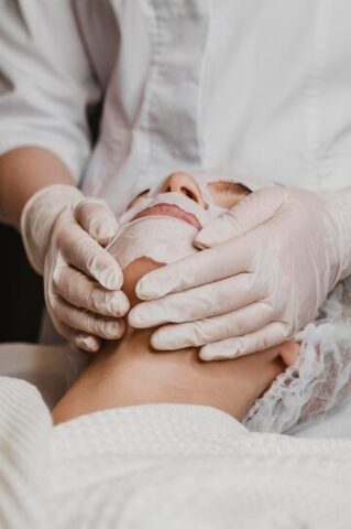Peeling de fenol: saiba os cuidados e como utilizá-lo jovem mulher bonita recebendo tratamento com mascara de pele 23 2148825374