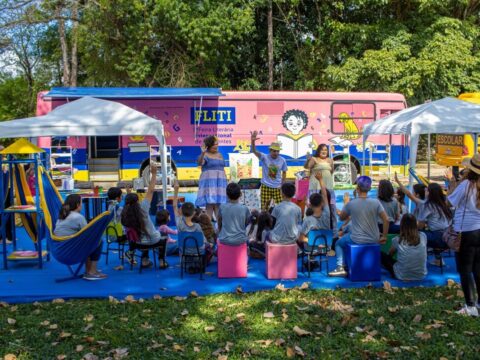 Em Tiradentes, Ônibus-Biblioteca no Largo das Mercês