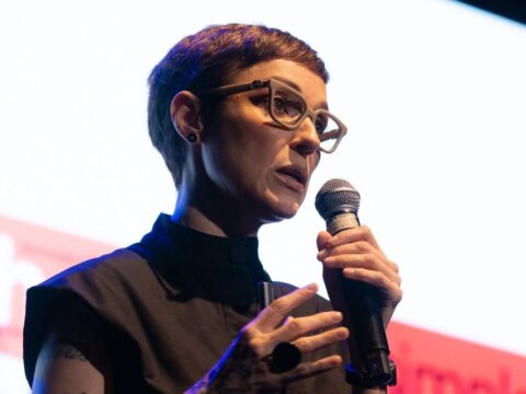 Cris Paz comunicadora e escritora