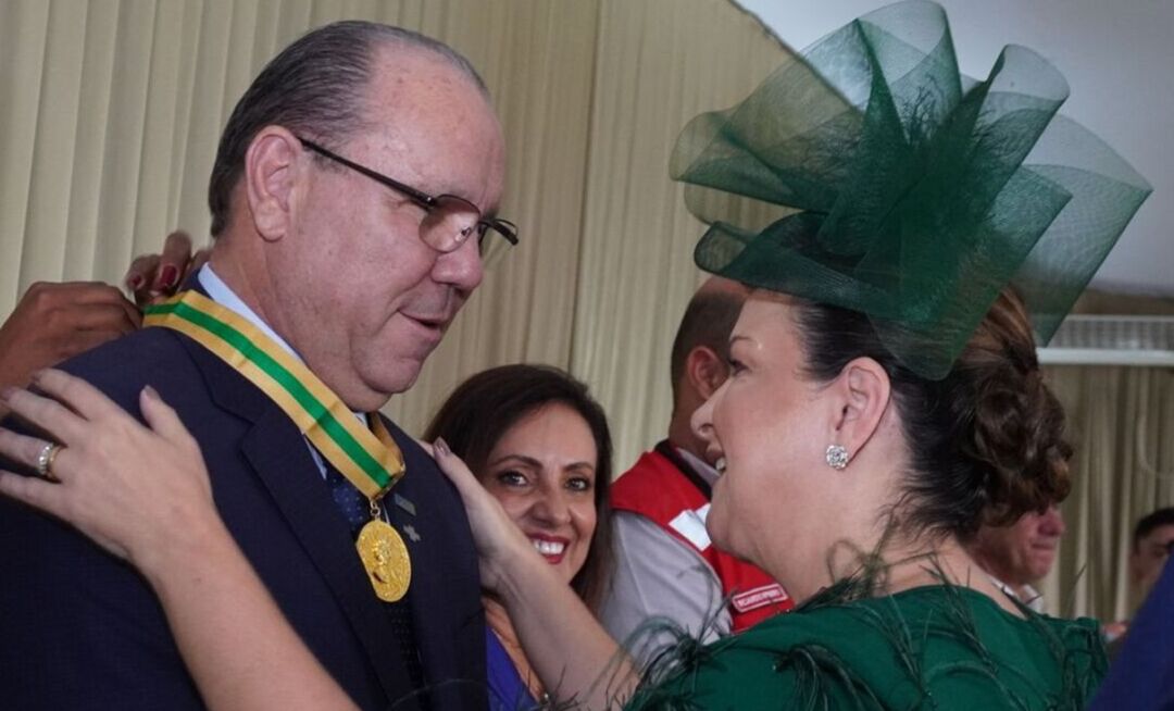 Presidente CDL-BH Marcelo de Souza e Silva recebe homenagem da presidente do Servas, Christiana Noronha Renault de Almeida