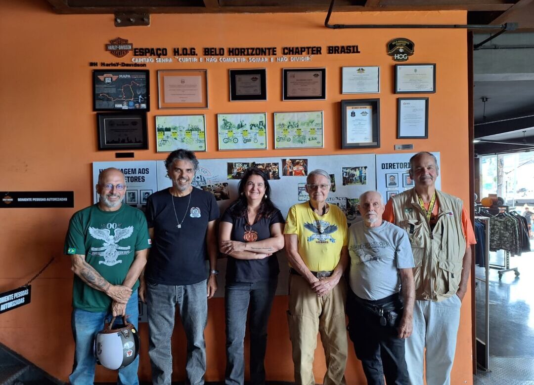 Fundadores do motoclube Águias de Aço com atuais integrantes no espaço criado para o grupo na concessionária BH Harley Davidson Geraldo Juliani Anderson Rocha Jaqueline Senra