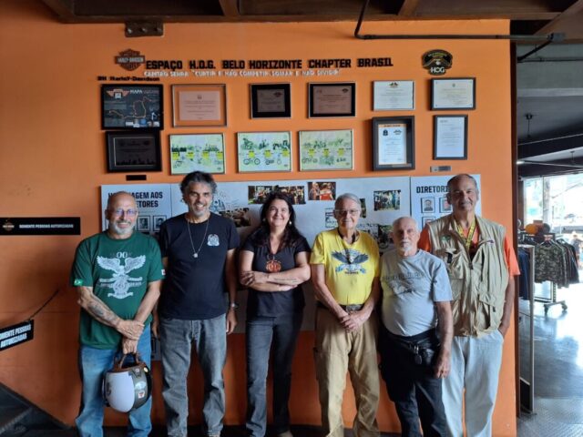 Fundadores do motoclube Águias de Aço com atuais integrantes no espaço criado para o grupo na concessionária BH Harley Davidson Geraldo Juliani Anderson Rocha Jaqueline Senra Fundadores do motoclube Águias de Aço com atuais integrantes no espaço criado para o grupo na concessionária BH Harley Davidson Geraldo Juliani Anderson Rocha Jaqueline Senra