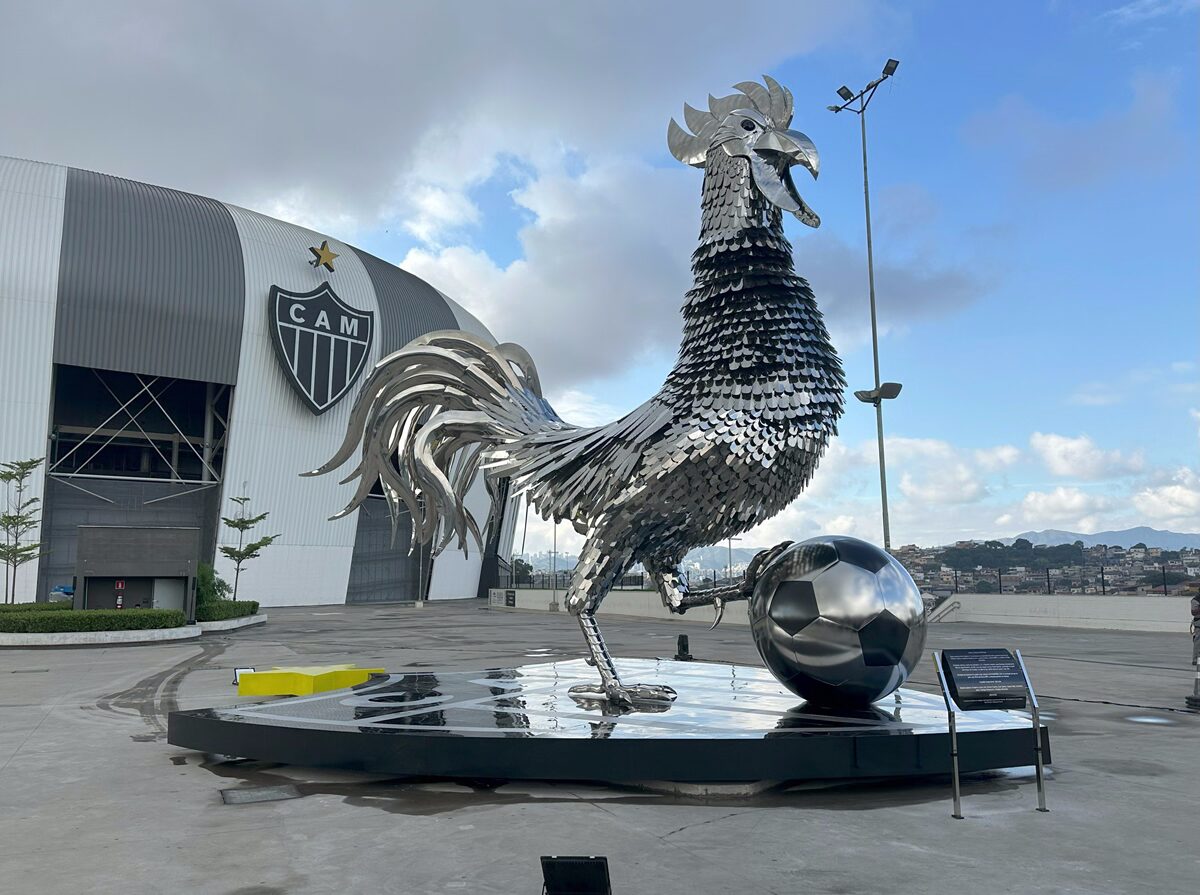 Estátua gigante prateada é nova atração da Arena MRV
