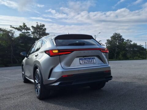Lexus NX 450h+ tem lanternas que invadem toda traseira