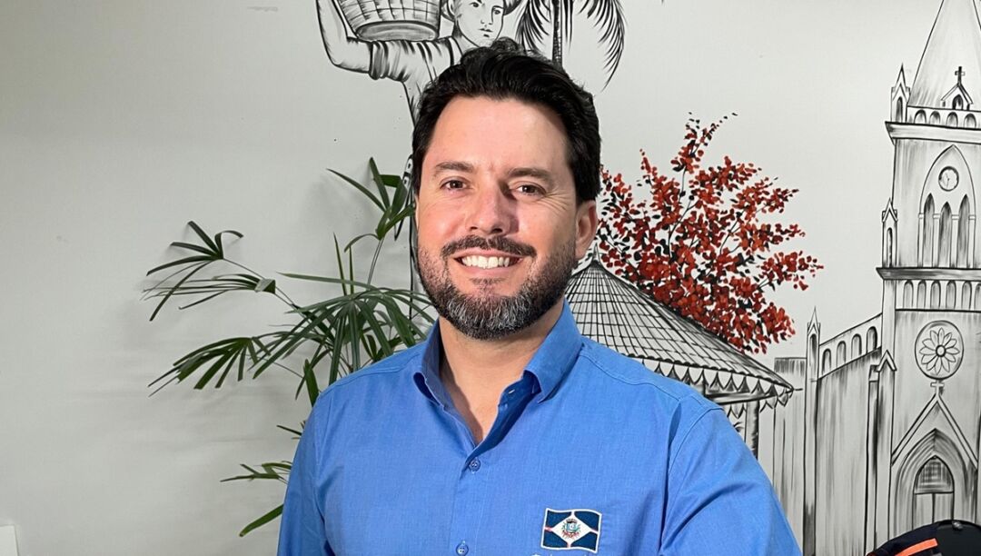 Jovem prefeito é eleito presidente da Associação Mineira de Municípios até 2028