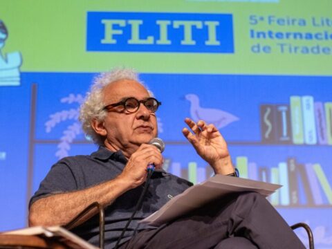 Em Tiradentes, o escritor Milton Hautom