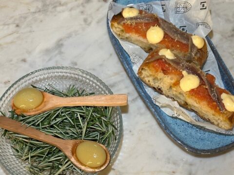 Parallel: Olivas explosivas e Pan con tomate e anchovas Copia