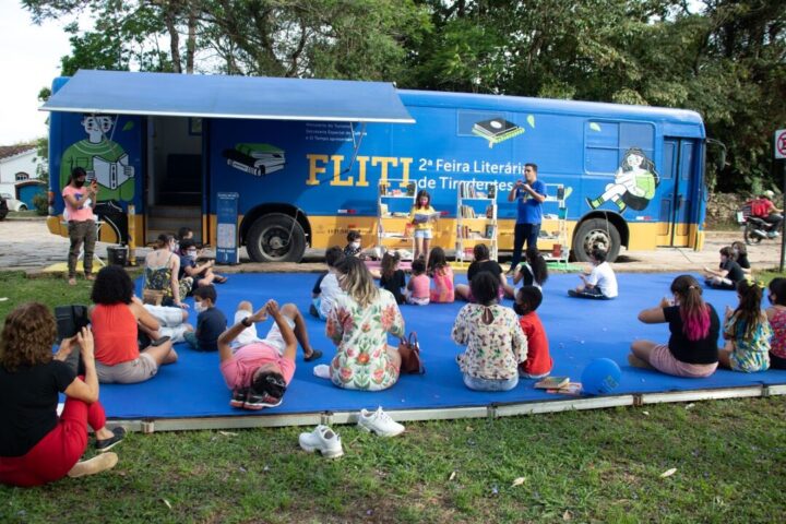 Ônibus biblioteca da FLITI Feira Literária de Tiradentes Encenação na Fliti: Feira Literária de Tiradentes tem ônibus biblioteca