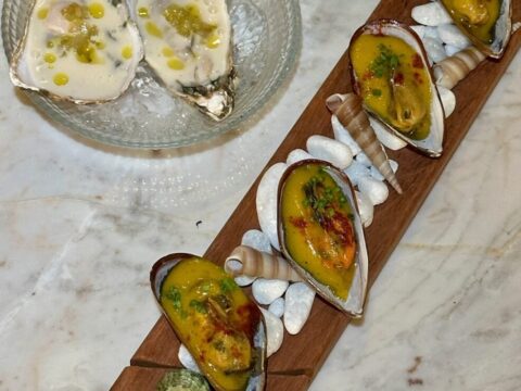 Parallel: Ostras com ajo branco e uvas verdes mexilhoes no vinagre de Jerez e açafrão espanhol Copia