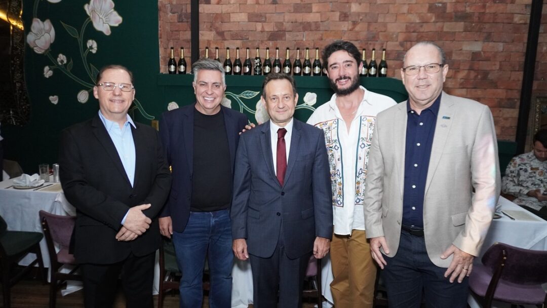 Reynaldo Passanezi Filho Álvaro Damião Luiz Carlos Corrêa Júnior Gabriel Azevedo e Marcelo de Souza e Silva durante a reunião do projeto Missão México Foto Estevão Galvão