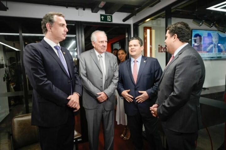 Rodrigo Pacheco Rubens Menin Davi Alcolumbre e João Victor Xavier Itatiaia de estúdio novo: Rodrigo Pacheco, Rubens Menin, Davi Alcolumbre e João Victor Xavier na inauguração em Brasília
