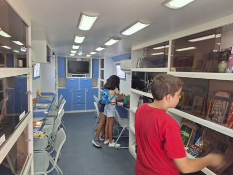 Em Tiradentes, Público infanto-juvenil no interior do Ônibus Biblioteca