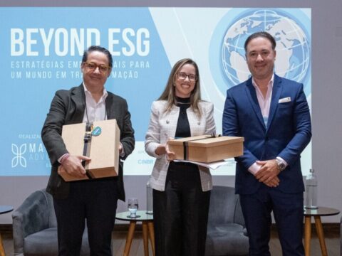 Evento Beyond ESG 2025 - painelistas são homenageados pelo escritório
