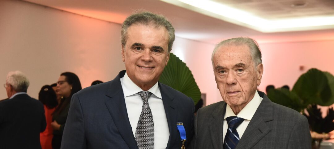 Henrique Salvador recebe comenda Thomé de Souza