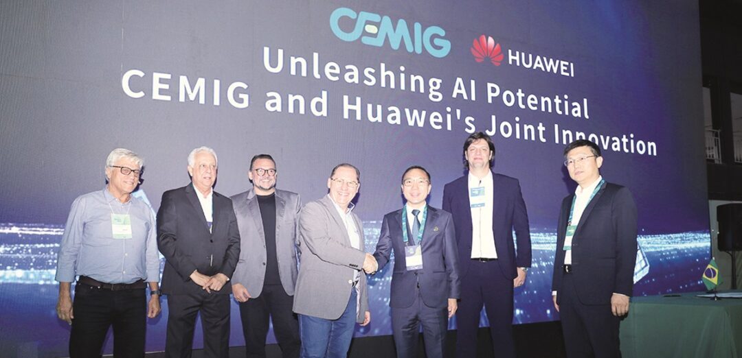 Executivos da Cemig e da Huawei durante a cerimônia no Sendi 2025 de assinatura do termo de cooperação com foco na transição energética
