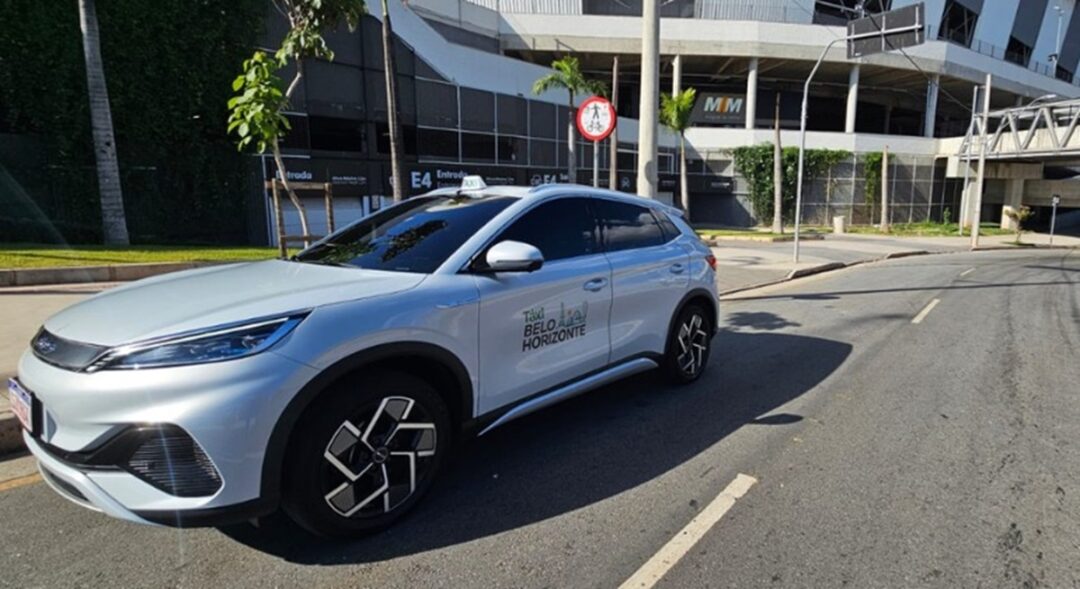 Segundo a PBH se comparados com veículos de combustão interna os táxis elétricos são mais limpos em termos de emissão de gases e de ruídos