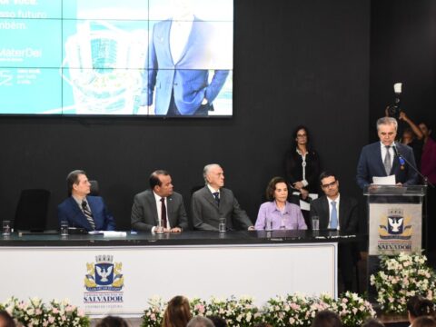 Henrique Salvador recebe comenda
