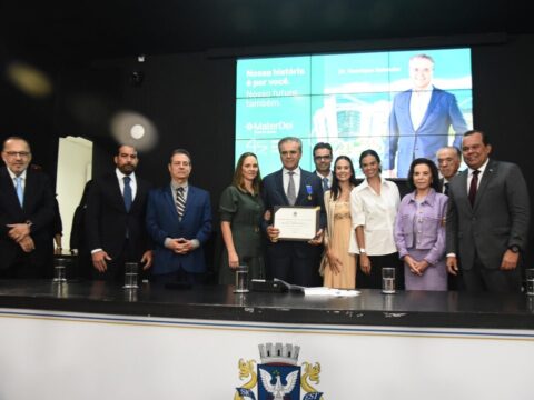 Henrique Salvador recebe comenda
