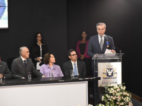 Henrique Salvador recebe comenda