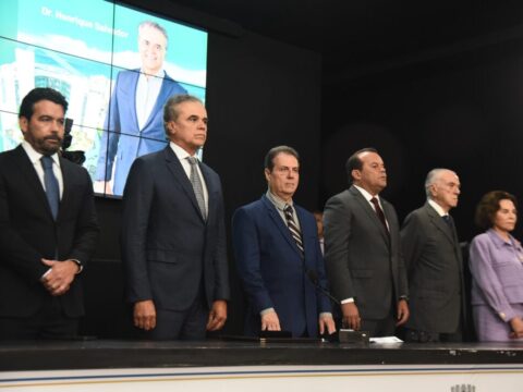Henrique Salvador recebe comenda