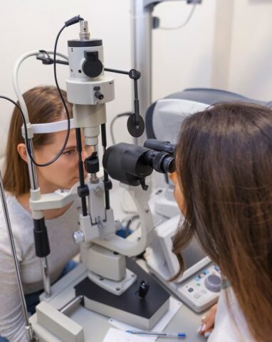 medico testando a visao do paciente 23 2149230059