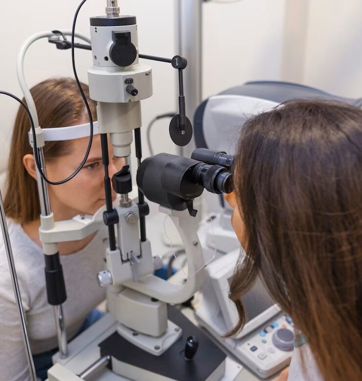 medico testando a visao do paciente 23 2149230059