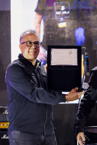 Camilo Lucian e sua placa de homenagem Empresário Camilo Lucian e sua placa de homenagem