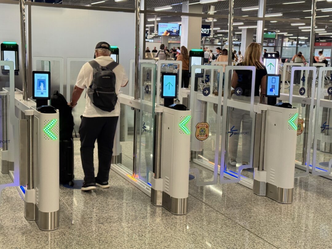 Aeroporto apresenta novo equipamento de checagem eletrônica
