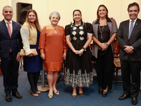 Dirigente da Caixa de Assistência da Advocacia Ângela Botelho com a vereadora Michelly Siqueira