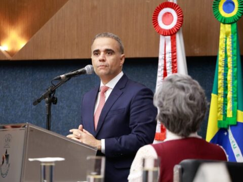 Dirigente da Caixa de Assistência da Advocacia Ângela Botelho com a vereadora Michelly Siqueira