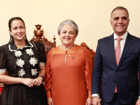 Dirigente da Caixa de Assistência da Advocacia Ângela Botelho com a vereadora Michelly Siqueira