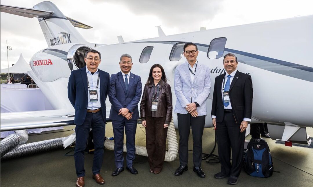 CEO da Líder Aviação Júnia Hermont com representantes de fabricantes de aviões executivos durante a Labace 2025