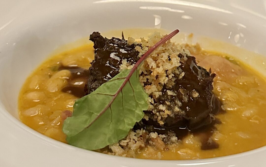 Cassoulet mineiro de cordeiro confitado feijão manteiguinha e farofa de pão de queijo